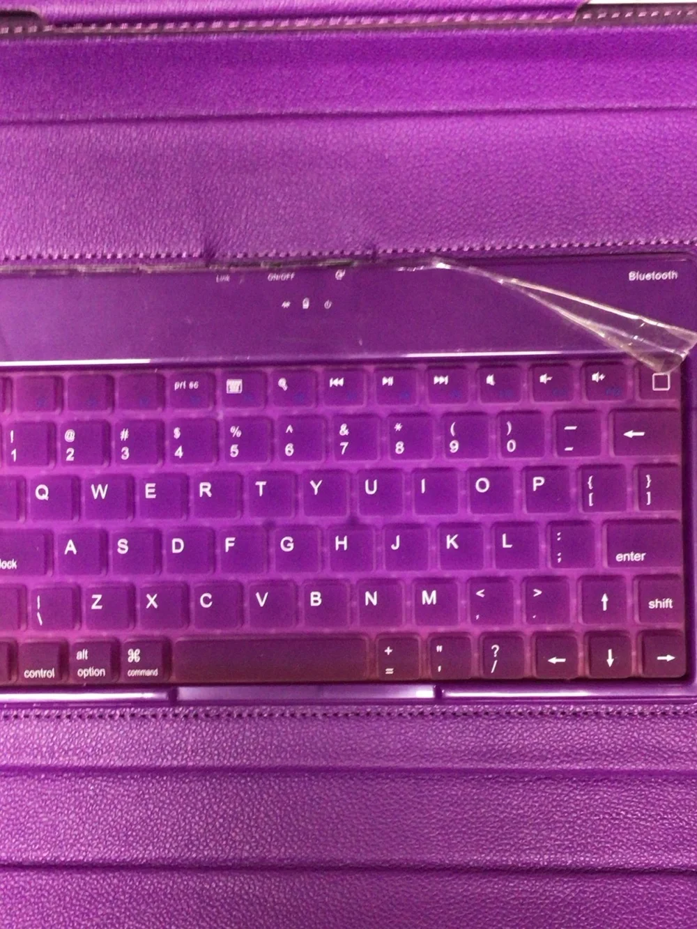 Apple iPad with case ,4 gen apple iPad with Bluetooth keyboard. Please read